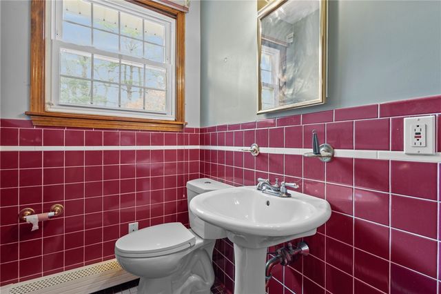 300 Twin River Road, Lincoln, RI 02865