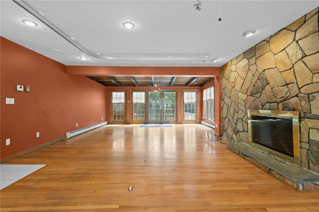 300 Twin River Road, Lincoln, RI 02865