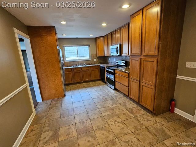 39360 Sunderland Drive, Clinton Township, MI 48038