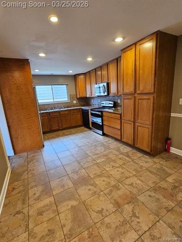 39360 Sunderland Drive, Clinton Township, MI 48038