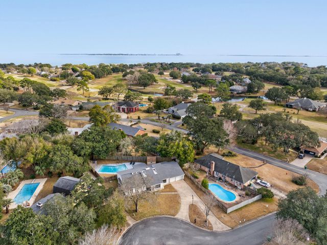 4 Palm Springs Court, Shalimar, FL 32579