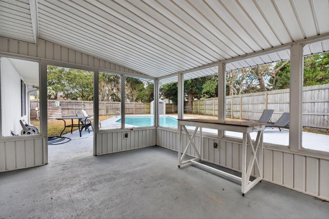 4 Palm Springs Court, Shalimar, FL 32579