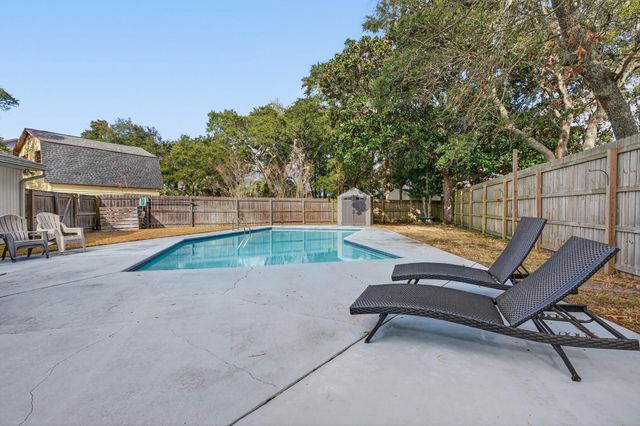 4 Palm Springs Court, Shalimar, FL 32579