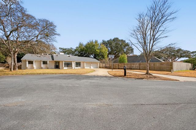 4 Palm Springs Court, Shalimar, FL 32579