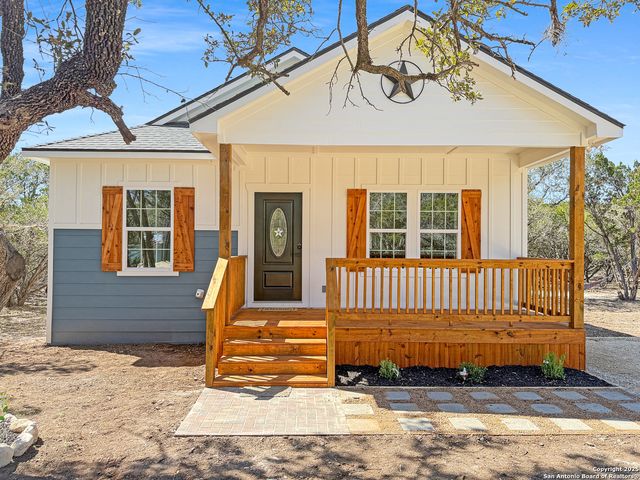 660 Skyline Dr, Bandera, TX 78003