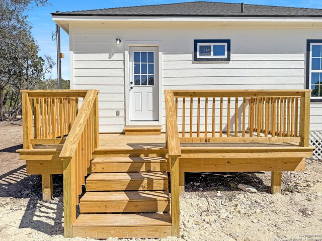 660 Skyline Dr, Bandera, TX 78003
