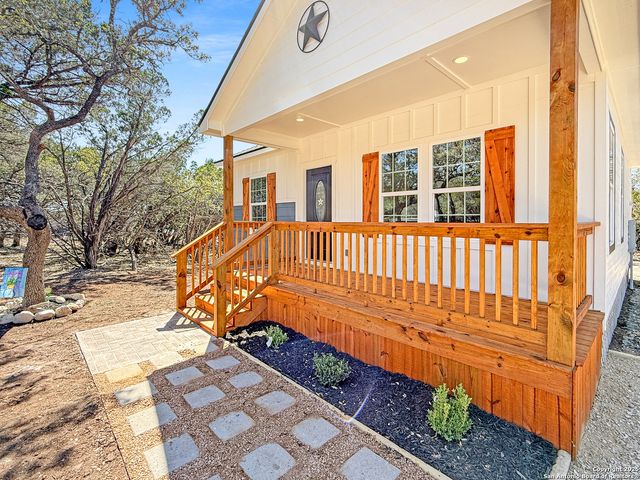 660 Skyline Dr, Bandera, TX 78003