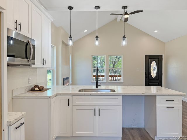 660 Skyline Dr, Bandera, TX 78003