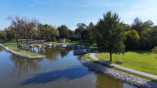 208 S River Road, Fox River Grove, IL 60021