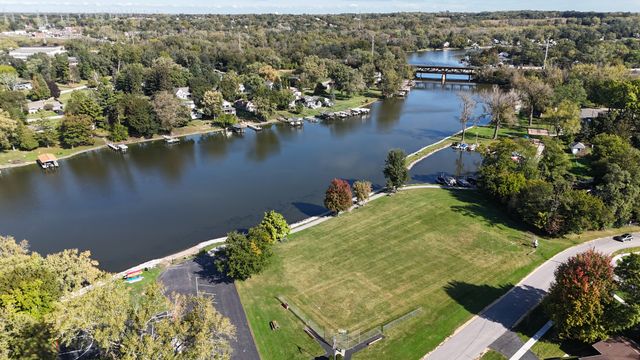 208 S River Road, Fox River Grove, IL 60021