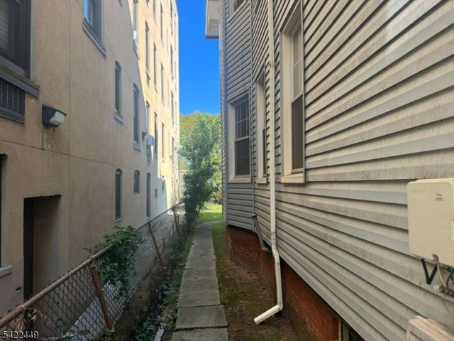68 Danforth Ave, Jersey City, NJ 07305