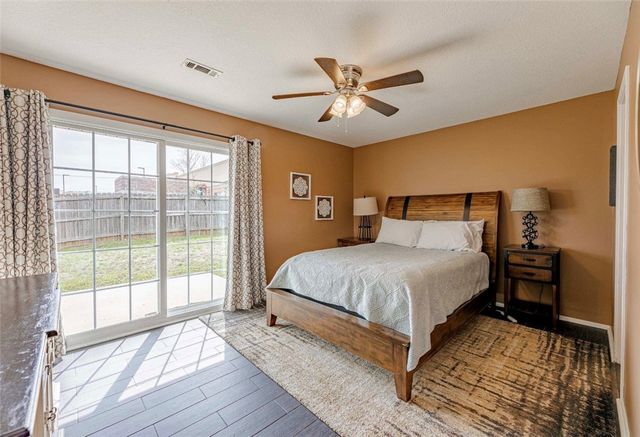 215 Fox Run Place B, Lowell, AR 72745