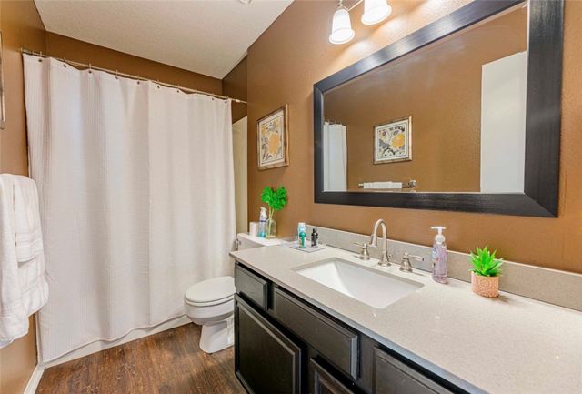 215 Fox Run Place B, Lowell, AR 72745