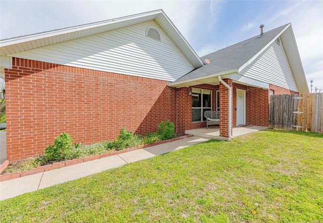 215 Fox Run Place B, Lowell, AR 72745