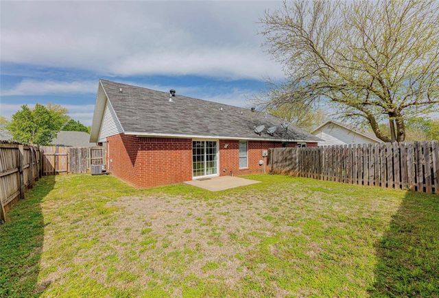 215 Fox Run Place B, Lowell, AR 72745