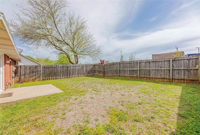 215 Fox Run Place B, Lowell, AR 72745