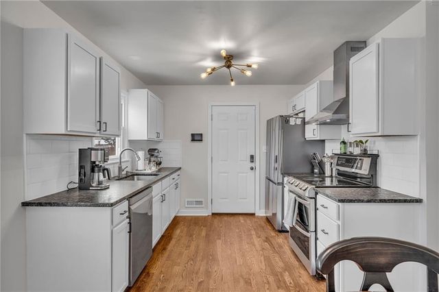 7609 Russell Road, Prairie Village, KS 66204