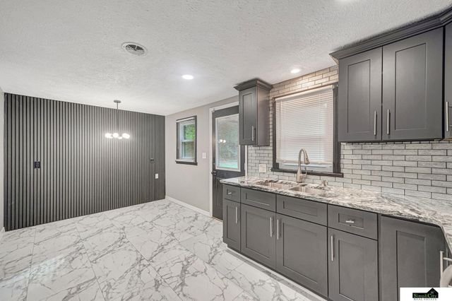 1005 N 41 Street, Lincoln, NE 68503