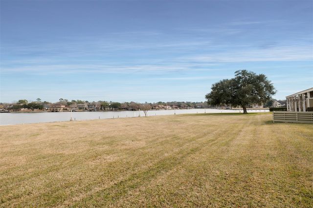 135 April Point Drive S, Conroe, TX 77356