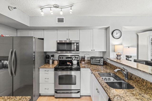 145 Yacht Club Way 210, Hypoluxo, FL 33462