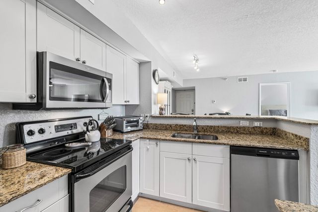145 Yacht Club Way 210, Hypoluxo, FL 33462