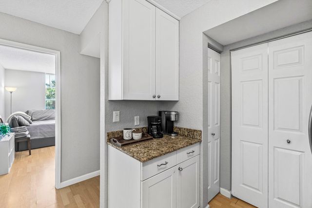 145 Yacht Club Way 210, Hypoluxo, FL 33462