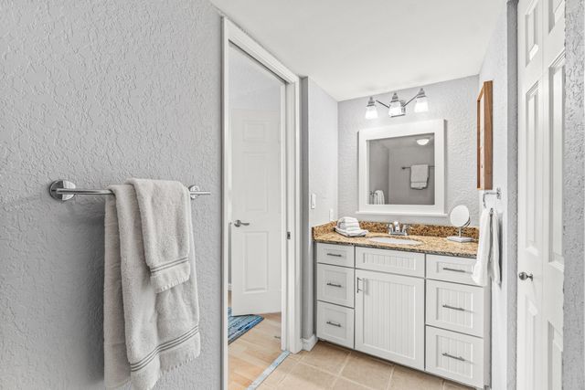 145 Yacht Club Way 210, Hypoluxo, FL 33462
