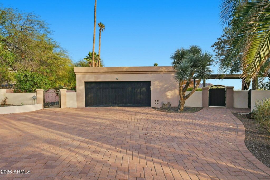 Image 10 of property listing at 4021 E LAMAR Road, Paradise Valley, AZ 85253