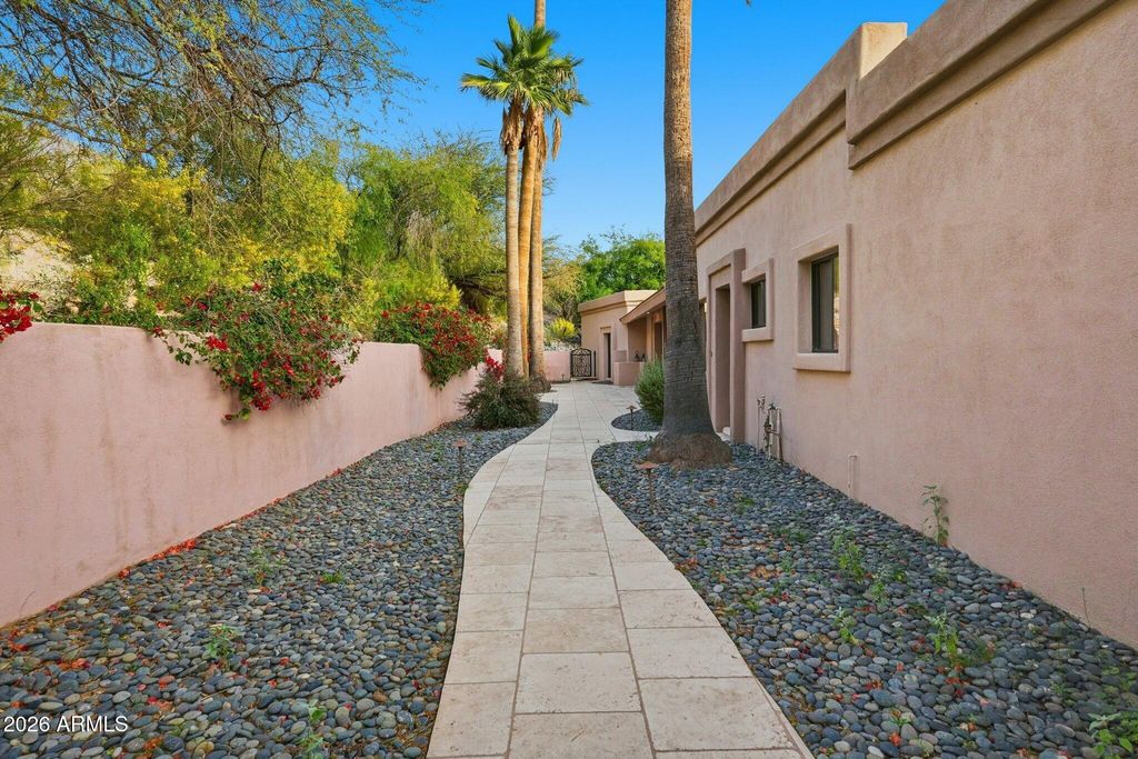 Image 11 of property listing at 4021 E LAMAR Road, Paradise Valley, AZ 85253