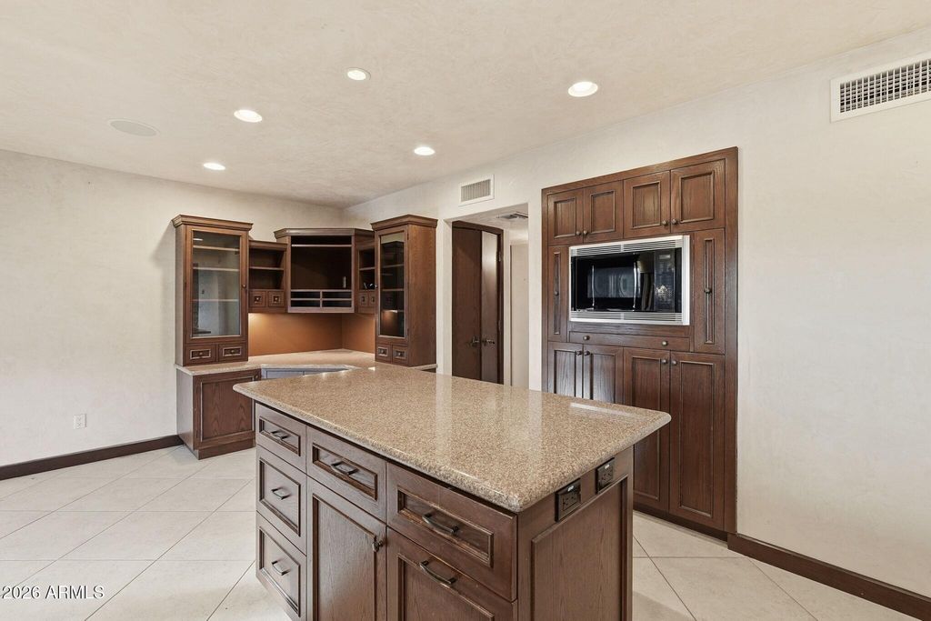 Image 20 of property listing at 4021 E LAMAR Road, Paradise Valley, AZ 85253