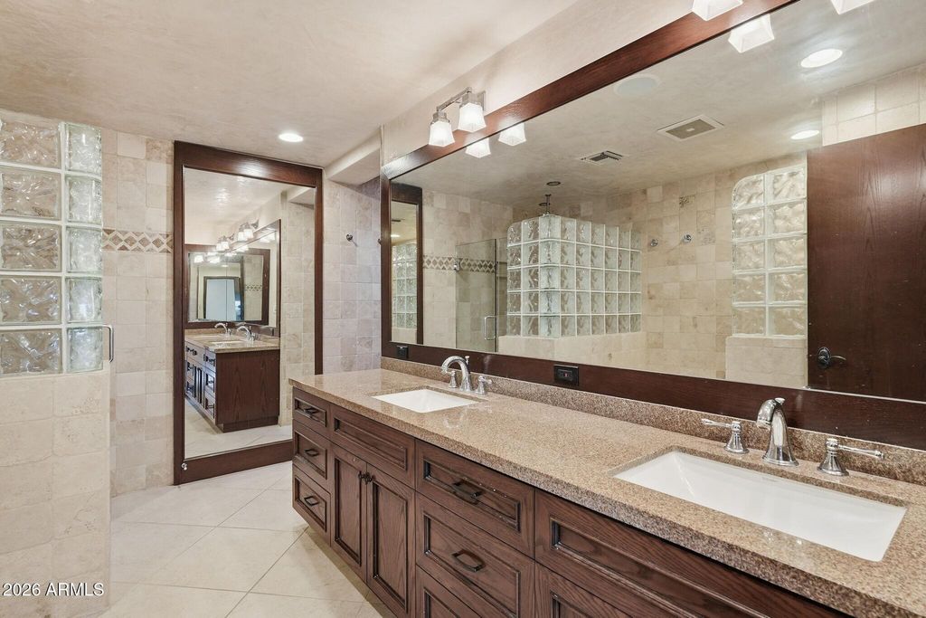 Image 27 of property listing at 4021 E LAMAR Road, Paradise Valley, AZ 85253