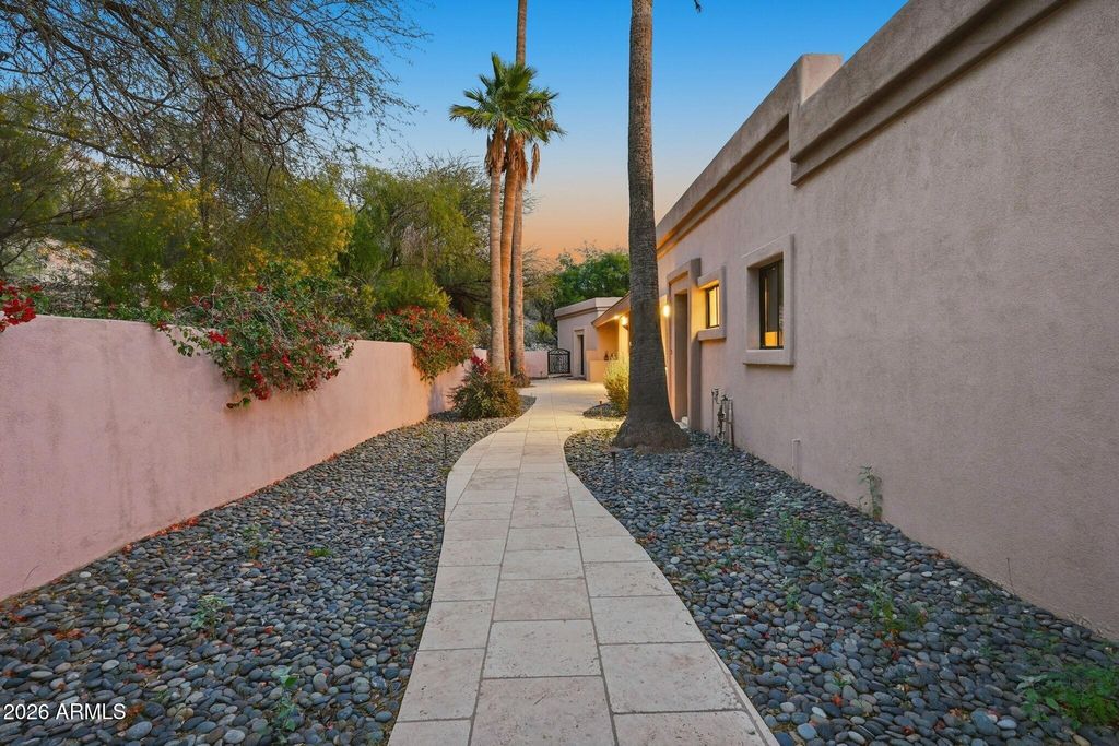 Image 40 of property listing at 4021 E LAMAR Road, Paradise Valley, AZ 85253