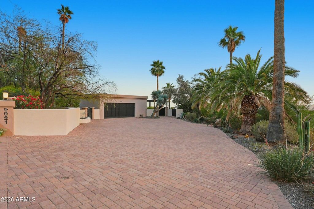 Image 9 of property listing at 4021 E LAMAR Road, Paradise Valley, AZ 85253