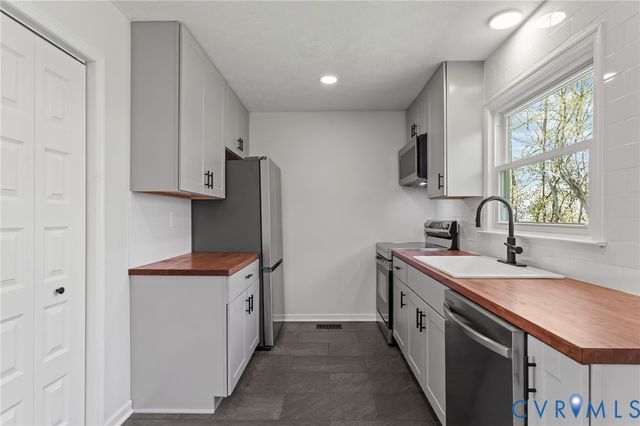 1102 Mount Erin Dr, Richmond, VA 23231