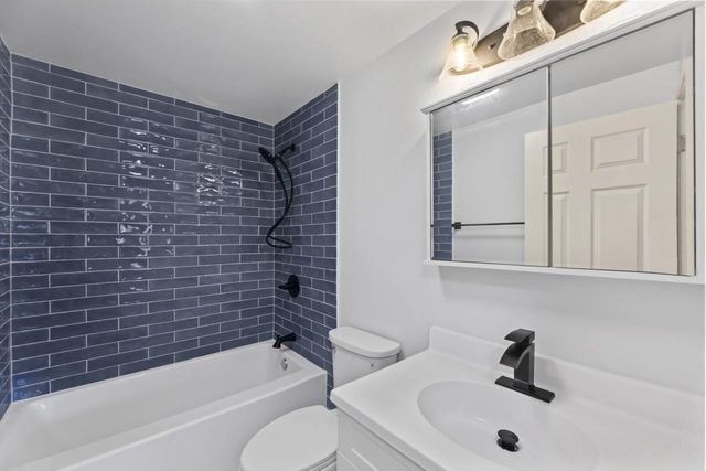 711 Division STREET, Delafield, WI 53018