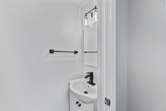 711 Division STREET, Delafield, WI 53018