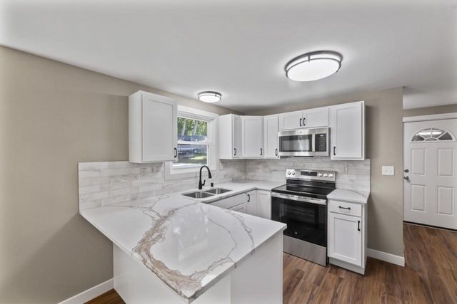 711 Division STREET, Delafield, WI 53018