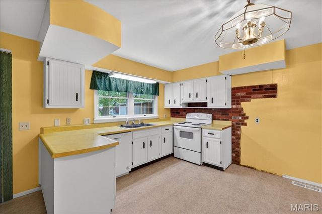2940 Devonshire Drive, Florissant, MO 63033
