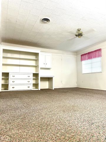 725 Westwood Drive, Port Lavaca, TX 77979