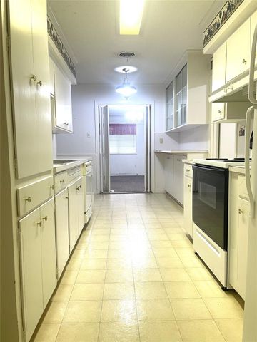 725 Westwood Drive, Port Lavaca, TX 77979