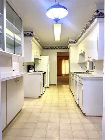 725 Westwood Drive, Port Lavaca, TX 77979