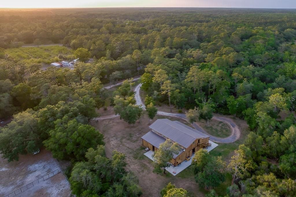 Image 2 of property listing at 963 LAKE ASHBY ROAD, New Smyrna Beach, FL 32168