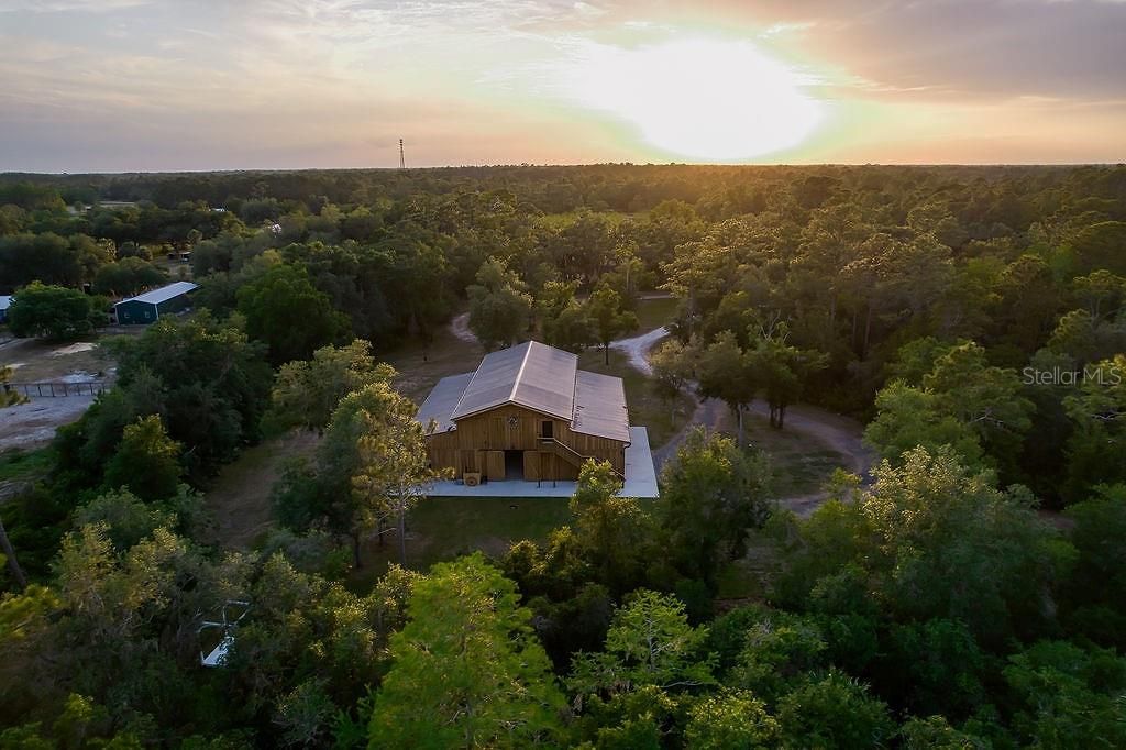 Image 4 of property listing at 963 LAKE ASHBY ROAD, New Smyrna Beach, FL 32168