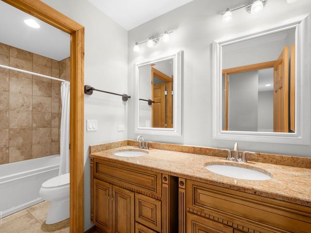 1390 River Oak Drive, Naperville, IL 60565