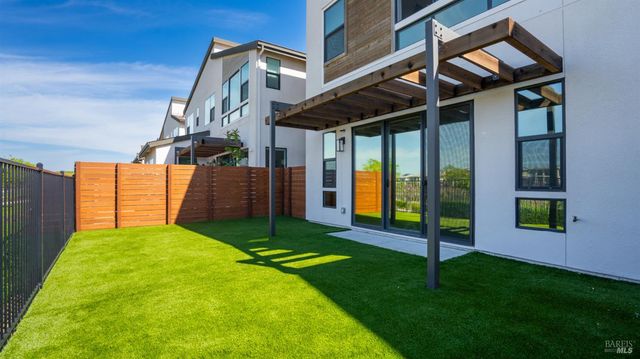 2409 Waterside Dr, Fairfield, CA 94533