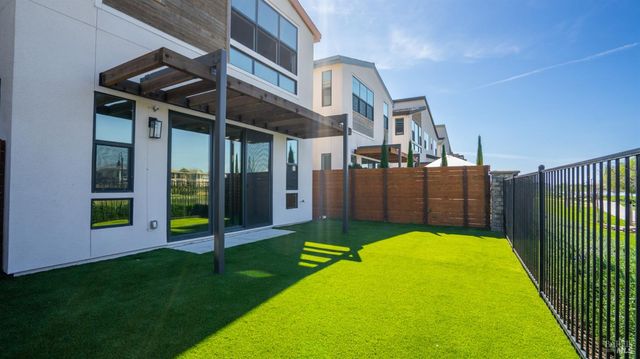 2409 Waterside Dr, Fairfield, CA 94533