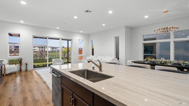 2409 Waterside Dr, Fairfield, CA 94533