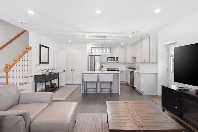 910 Saratoga St 20, Boston, MA 02128