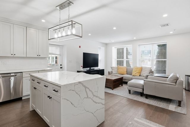910 Saratoga St 20, Boston, MA 02128