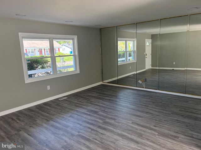 18 GLOVER LN, Willingboro, NJ 08046